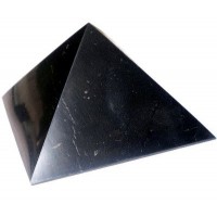 Schungit-Pyramide, poliert (ca. 5 x 5 cm)